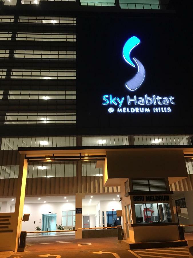 Hotel Sky Habitat Johor Bahru Exterior foto